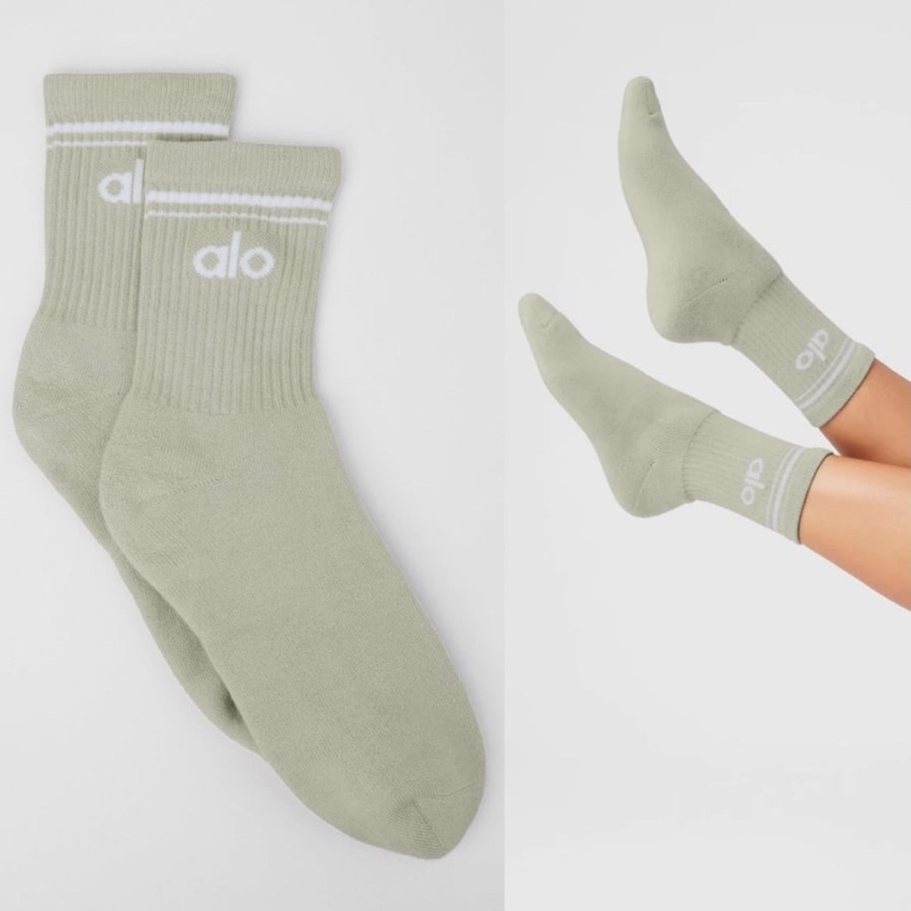 New Alo Yoga Unisex Half Crew Throwback Socks in Limestone/White - Picture 2 of 6